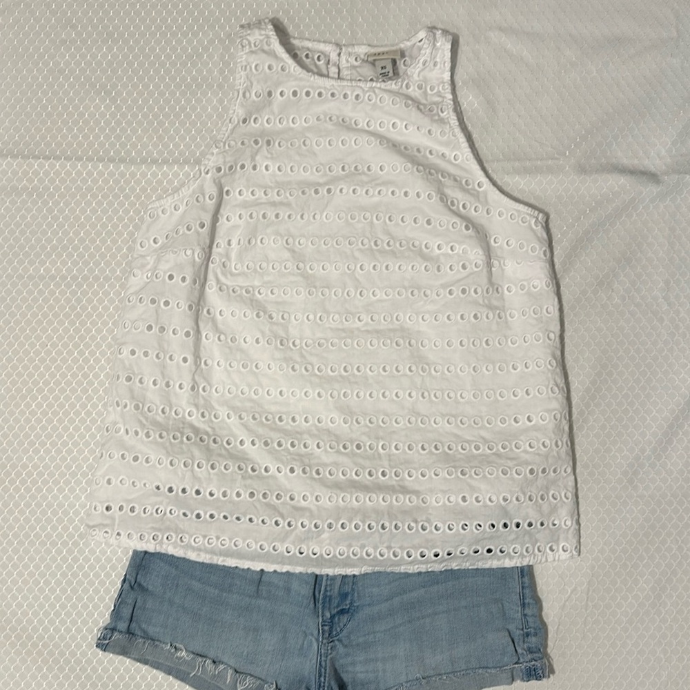 XS eyelet sleeveless tank with back button closure, like new, no stains / snags